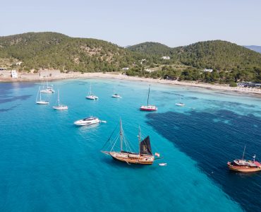 Alquiler goleta en Ibiza & Formentera para eventos y day charter. Goleta El Beso Beach.