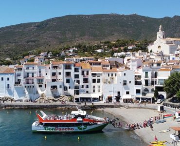 Barco en alquiler para eventos en Costa Brava - Roses - para grupos de hasta 191 personas navegando por las mejores calitas de la Costa Brava.