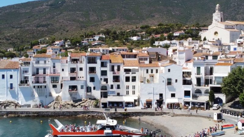 Barco en alquiler para eventos en Costa Brava - Roses - para grupos de hasta 191 personas navegando por las mejores calitas de la Costa Brava.