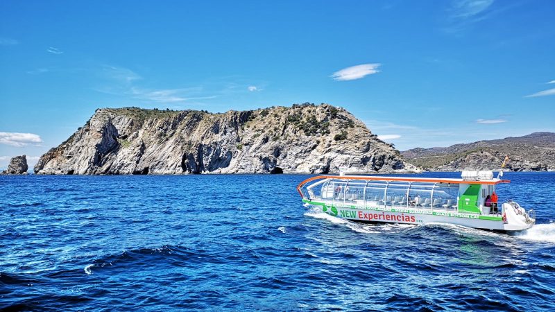 para grupos de hasta 102 personas navegando por las mejores calitas de la Costa Brava.