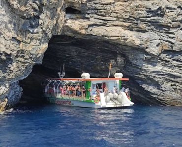 para grupos de hasta 102 personas navegando por las mejores calitas de la Costa Brava.
