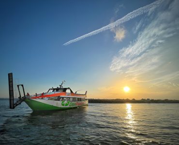 Barco en alquiler para eventos en Costa Brava - Roses - para grupos de hasta 191 personas navegando por las mejores calitas de la Costa Brava.