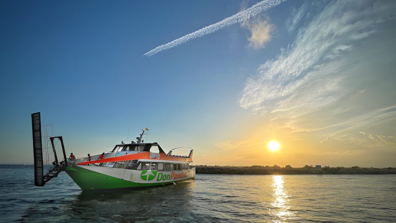 Barco en alquiler para eventos en Costa Brava - Roses - para grupos de hasta 191 personas navegando por las mejores calitas de la Costa Brava.