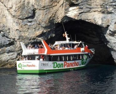 Barco en alquiler para eventos en Costa Brava - Roses - para grupos de hasta 191 personas navegando por las mejores calitas de la Costa Brava.