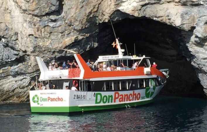 Barco en alquiler para eventos en Costa Brava - Roses - para grupos de hasta 191 personas navegando por las mejores calitas de la Costa Brava.