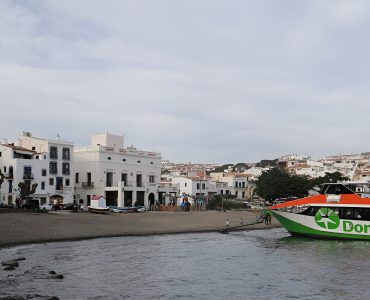 Barco en alquiler para eventos en Costa Brava - Roses - para grupos de hasta 191 personas navegando por las mejores calitas de la Costa Brava.