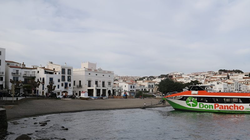 Barco en alquiler para eventos en Costa Brava - Roses - para grupos de hasta 191 personas navegando por las mejores calitas de la Costa Brava.