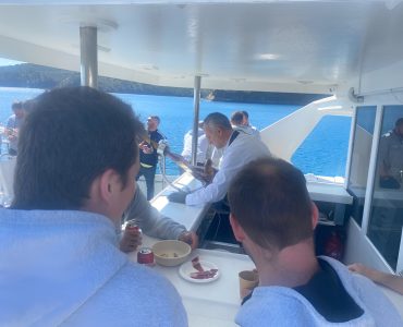 Barco en alquiler para eventos en Costa Brava - Roses - para grupos de hasta 191 personas navegando por las mejores calitas de la Costa Brava.