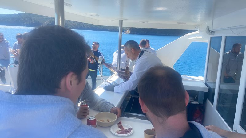 Barco en alquiler para eventos en Costa Brava - Roses - para grupos de hasta 191 personas navegando por las mejores calitas de la Costa Brava.