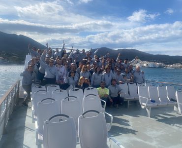 Barco en alquiler para eventos en Costa Brava - Roses - para grupos de hasta 191 personas navegando por las mejores calitas de la Costa Brava.