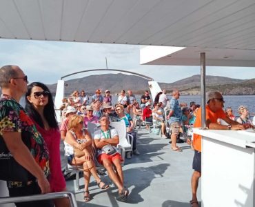 Barco en alquiler para eventos en Costa Brava - Roses - para grupos de hasta 191 personas navegando por las mejores calitas de la Costa Brava.