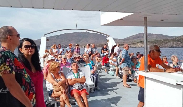 Barco en alquiler para eventos en Costa Brava - Roses - para grupos de hasta 191 personas navegando por las mejores calitas de la Costa Brava.