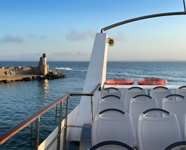 Barco en alquiler para eventos en Costa Brava - Roses - para grupos de hasta 191 personas navegando por las mejores calitas de la Costa Brava.