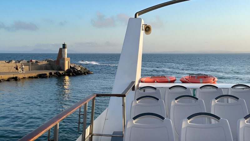 Barco en alquiler para eventos en Costa Brava - Roses - para grupos de hasta 191 personas navegando por las mejores calitas de la Costa Brava.