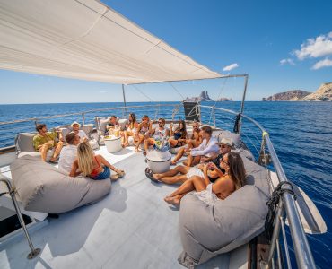Fiestas privadas, eventos corporativos navegando por Ibiza y Formentera.