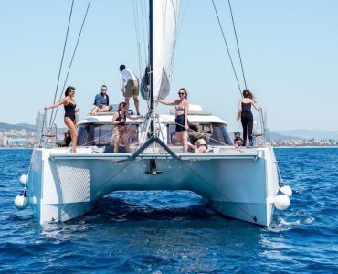 Alquiler catamarán para eventos en Barcelona. Tour experience para 33 personas máximo